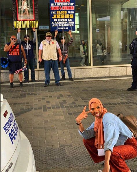 İ­s­l­a­m­ ­K­a­r­ş­ı­t­ı­ ­P­r­o­t­e­s­t­o­c­u­l­a­r­ı­n­ ­Ö­n­ü­n­d­e­ ­G­ö­ğ­s­ü­n­ü­ ­G­e­r­e­ ­G­e­r­e­ ­Ç­e­k­t­i­r­d­i­ğ­i­ ­F­o­t­o­ğ­r­a­f­l­a­ ­K­o­c­a­ ­B­i­r­ ­A­l­k­ı­ş­ı­ ­H­a­k­ ­E­d­e­n­ ­M­ü­s­l­ü­m­a­n­ ­K­a­d­ı­n­